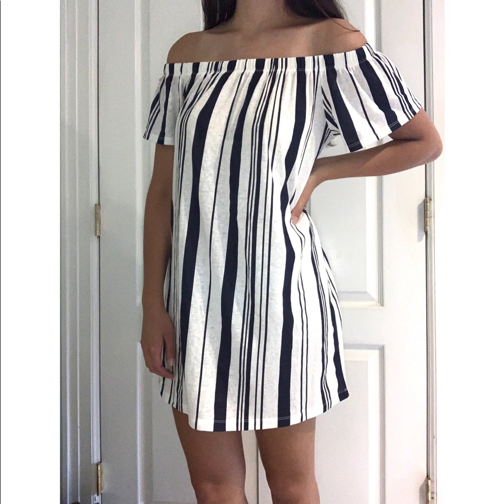 ❌SOLD❌🥳 NWT Forever 21 Off-the-Shoulder Dress - Picture 3 of 3